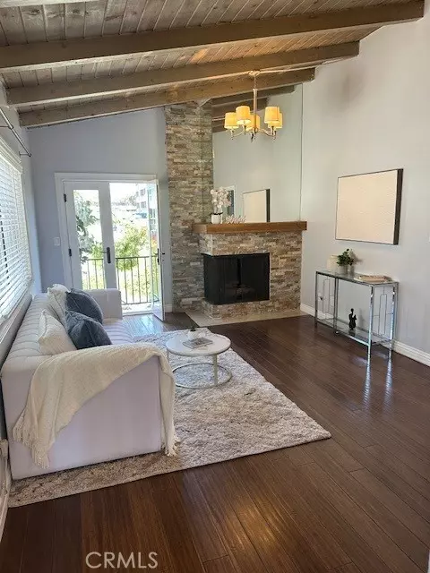 Venice (los Angeles), CA 90292,3315 Strongs Drive #B