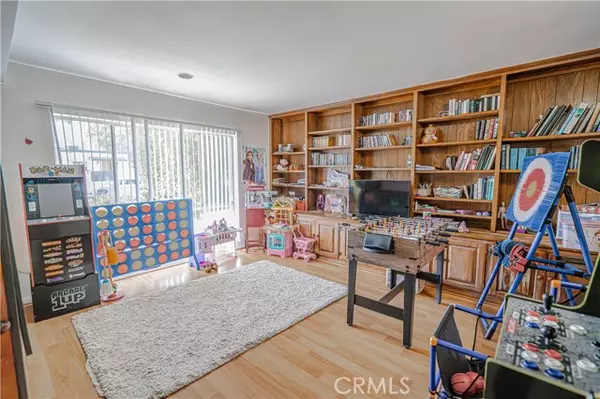 Woodland Hills (los Angeles), CA 91367,22607 Hatteras Street