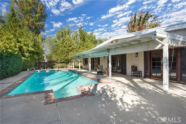 6233 Capistrano Avenue, Woodland Hills (los Angeles), CA 91367