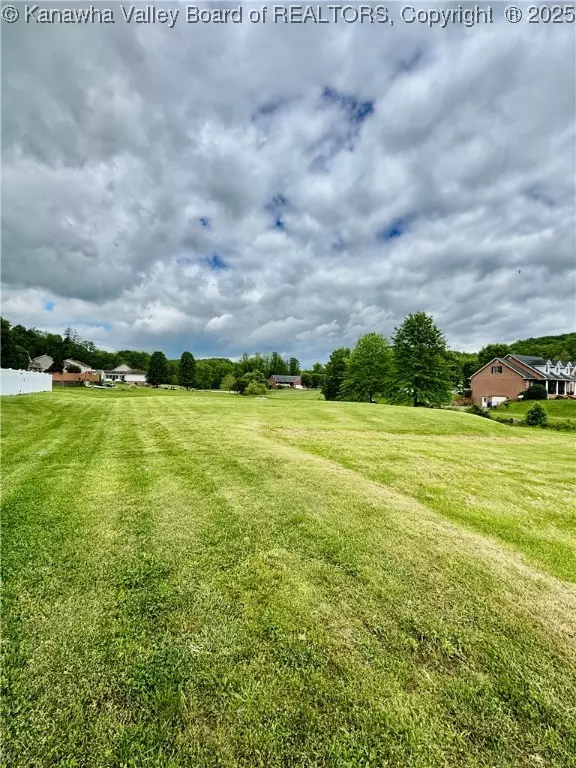 Alum Creek, WV 25003,42 Lock LN