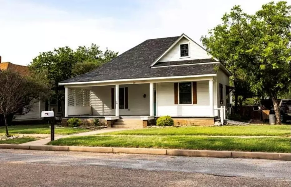 809 6th St, Ballinger, TX 76821