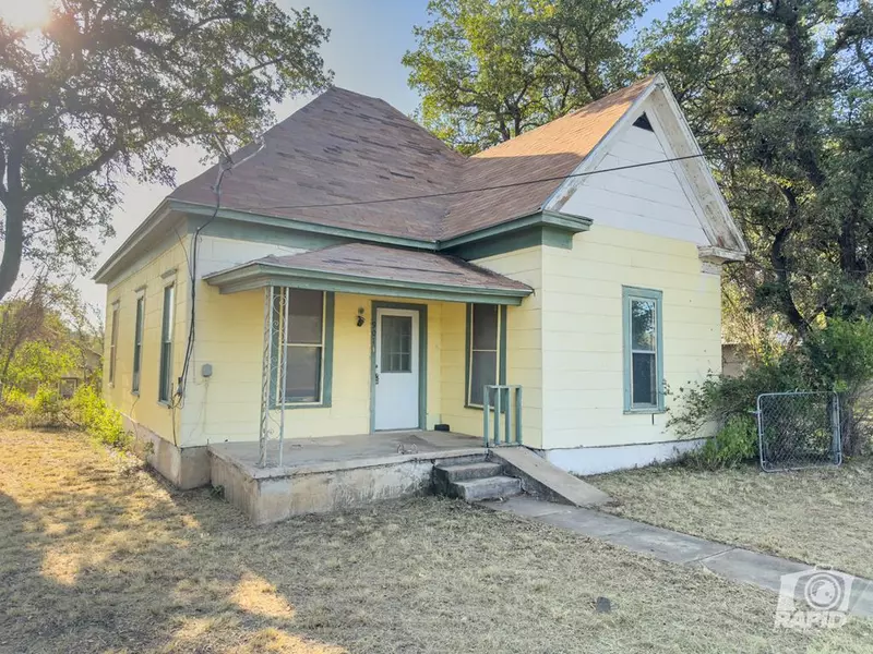 901 Walnut St, Brady, TX 76825