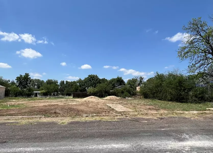904 6th St, Ozona, TX 76943
