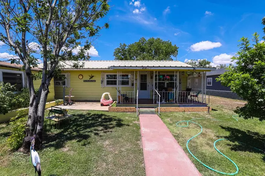1818 Walnut St, Ozona, TX 76943