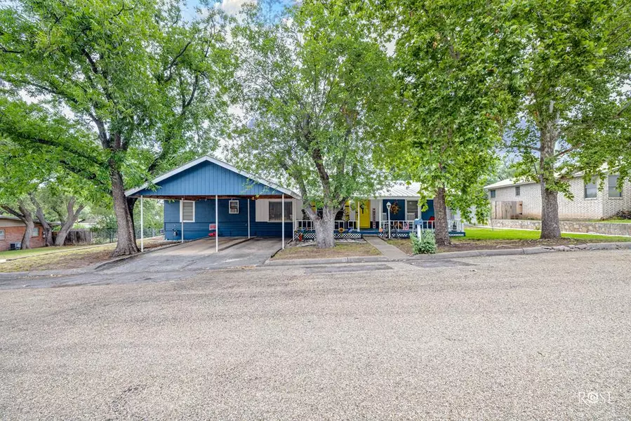 211 Murphy Ave, Sonora, TX 76950