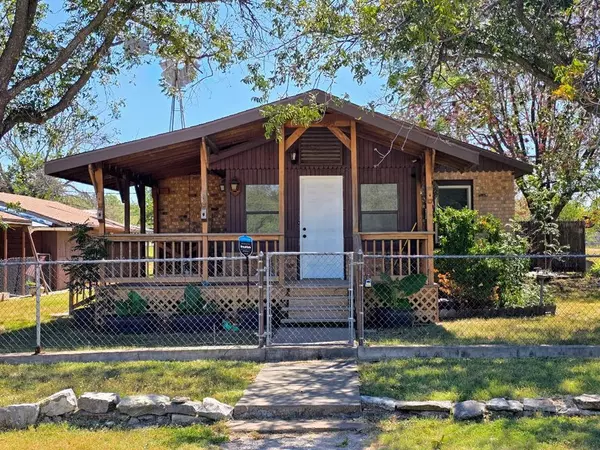 115 Duncan Ave, Mertzon, TX 76941
