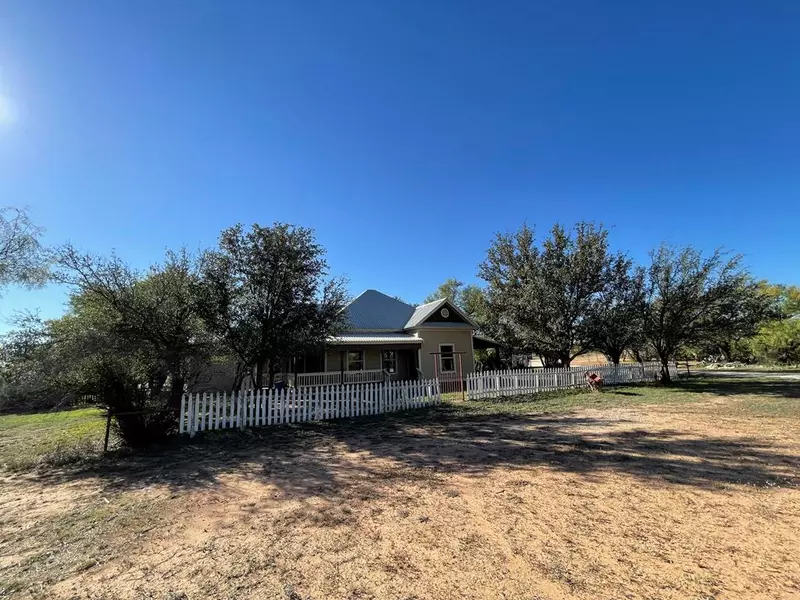 201 Ratliff Rd, Bronte, TX 76933