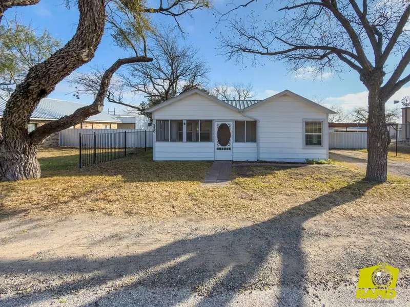 220 Broadway St, Mertzon, TX 76941