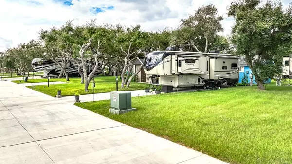 1406 Corpus Christi St, Rockport, TX 78382