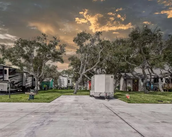 1406 Corpus Christi St, Rockport, TX 78382