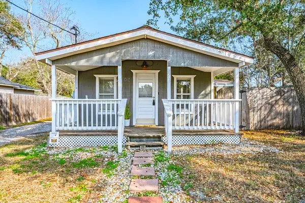108 Fifth St, Fulton, TX 78358
