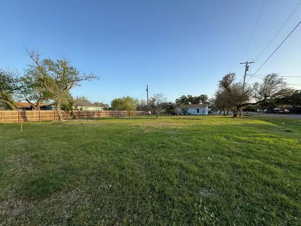 401 Bay St., Rockport, TX 78382