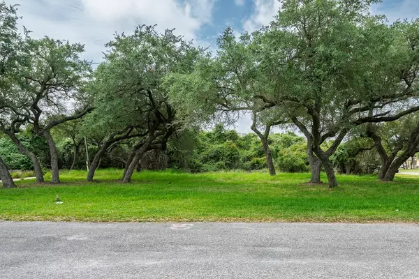 Rockport, TX 78382,107 W Bay