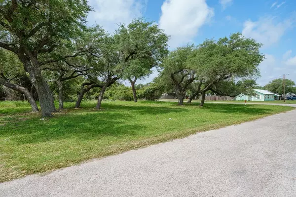 Rockport, TX 78382,107 W Bay