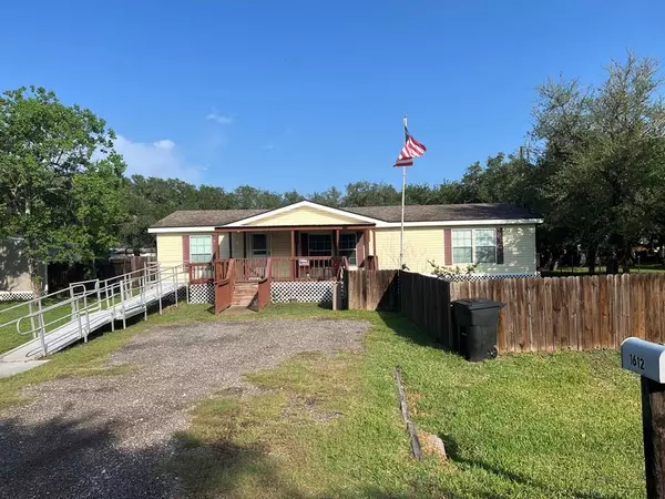 1612 S Hood, Rockport, TX 78382