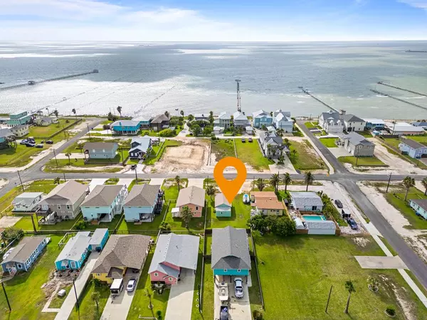 1421 S Magnolia St, Rockport, TX 78382