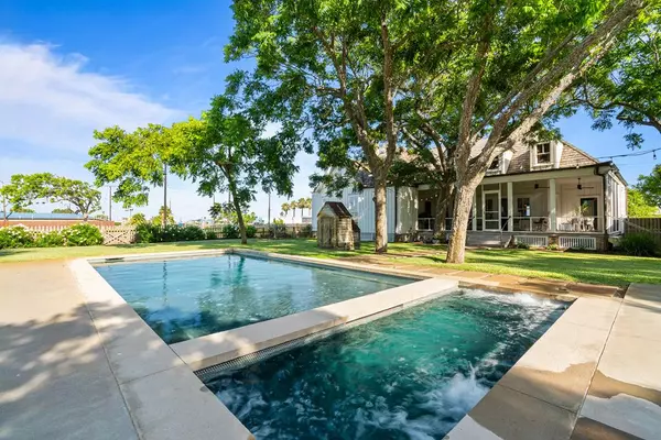 203 Magnolia St, Rockport, TX 78382