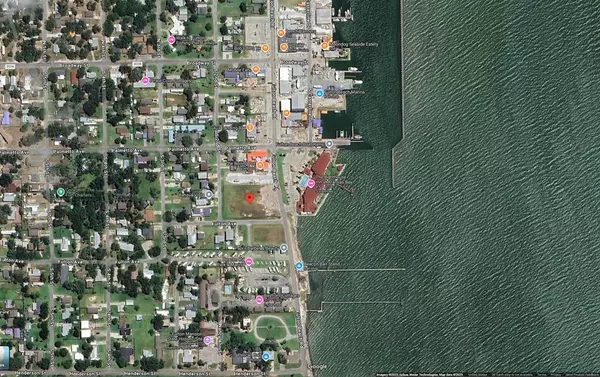 208 Second St, Rockport, TX 78382