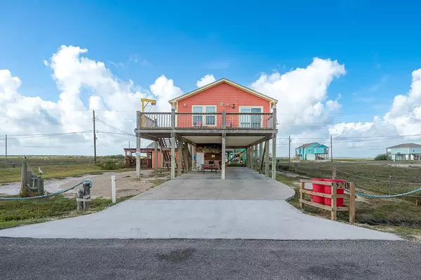520 Palmetto Point Rd, Rockport, TX 78382