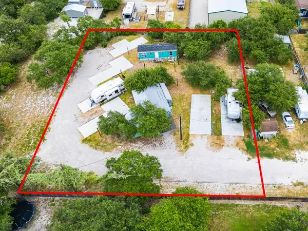 914, 916, 918 Mission St, Rockport, TX 78382