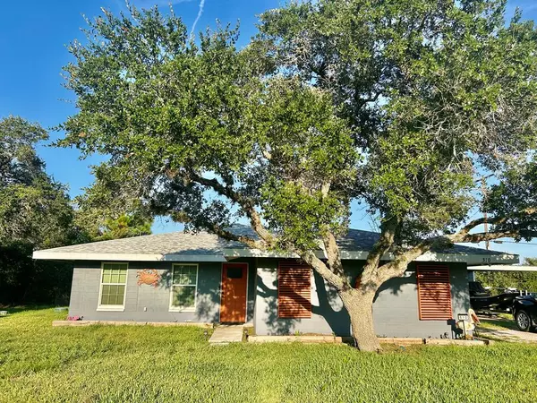 510 St Charles Loop E, Rockport, TX 78382