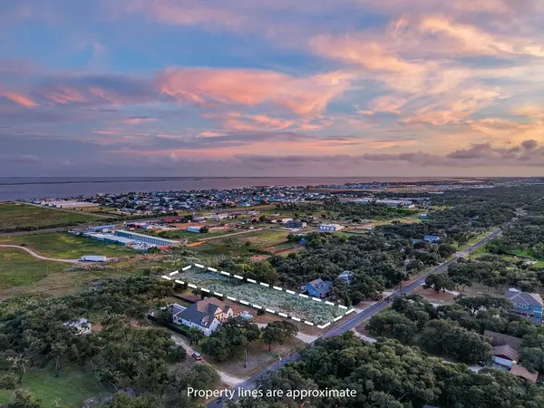 Rockport, TX 78382,205 1/2 Portia Ave