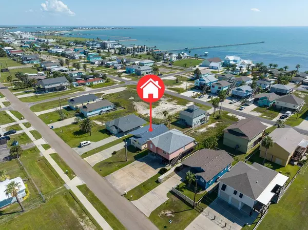 920 Live Oak St, Rockport, TX 78382