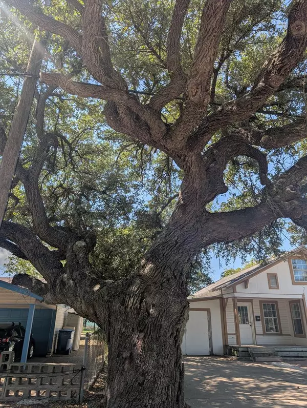 Rockport, TX 78382,909 Live Oak St