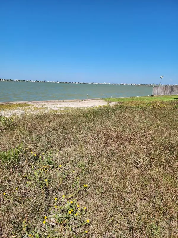 137 Lakeshore Drive, Rockport, TX 78382
