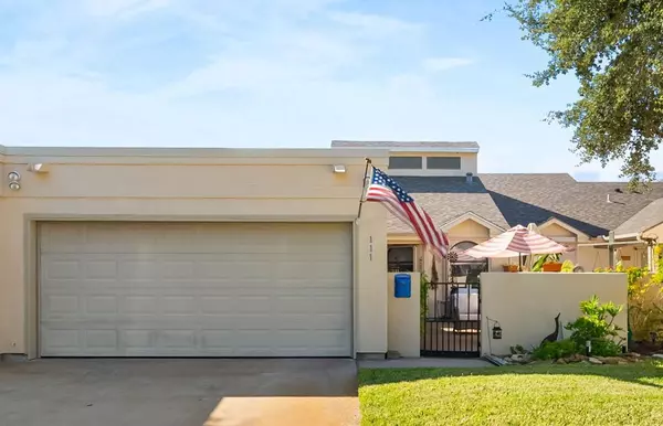 111 Sugar Creek Dr, Rockport, TX 78382