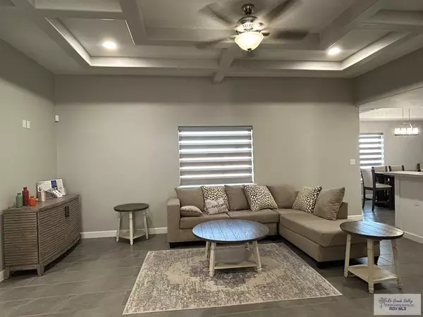 Los Fresnos, TX 78566,102 Poppy St