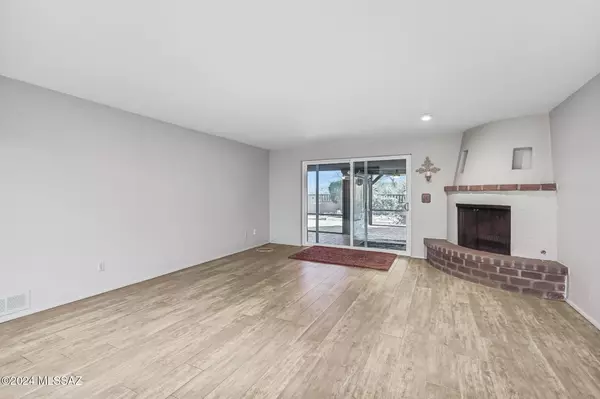 Green Valley, AZ 85614,611 S Los Opalos