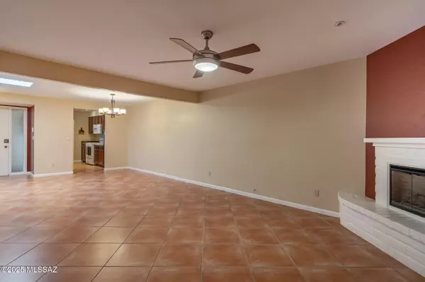 Tucson, AZ 85712,3027 N Desert DR