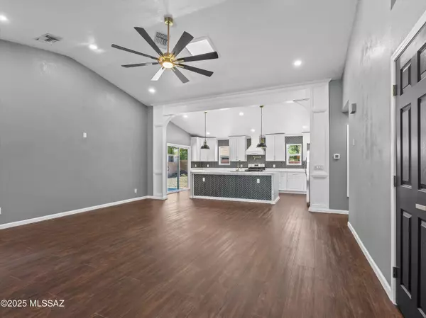 Tucson, AZ 85737,1517 W Oak Shadows DR