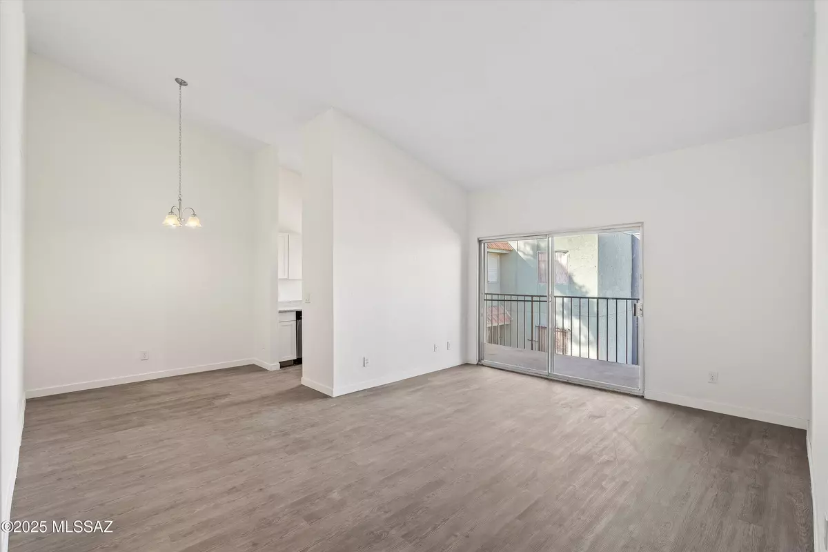 Tucson, AZ 85710,808 S Langley AVE #204