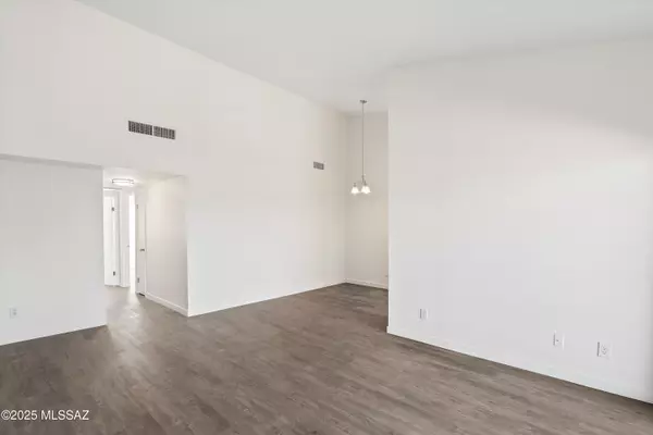 Tucson, AZ 85710,808 S Langley AVE #204