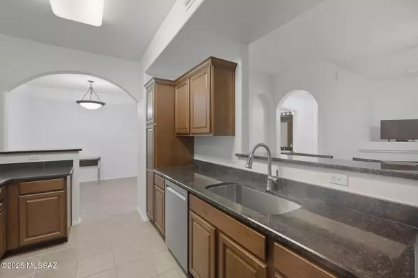 Tucson, AZ 85718,2550 E River RD #3101