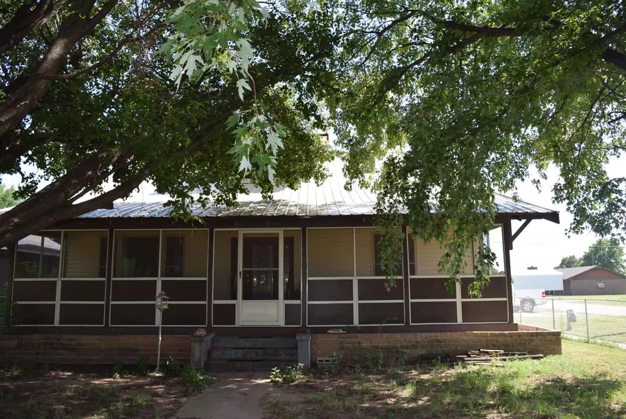 129 W Cedar Ave, Pond Creek, OK 73766