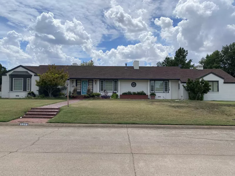 1609 Ramona Dr, Enid, OK 73703