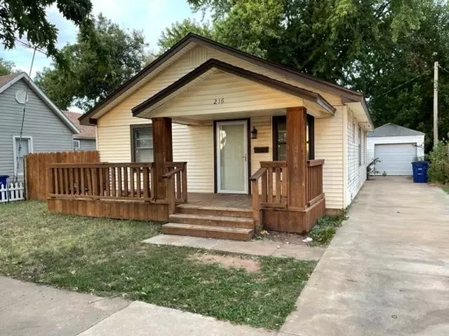 216 N Oak Ave, Hennessey, OK 73742