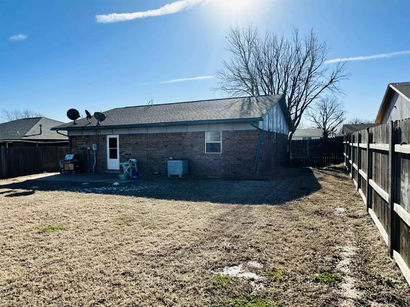614 Lisa Ln, Waukomis, OK 73773-0000