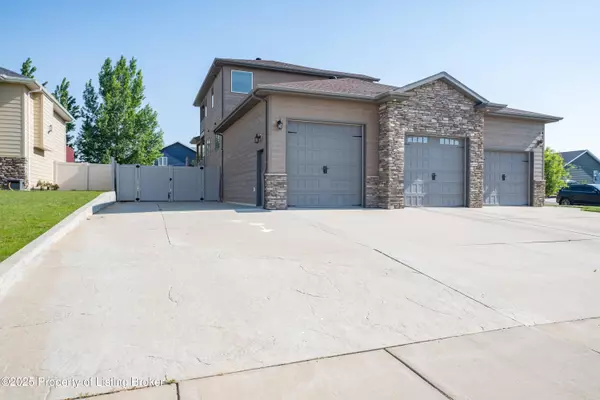 Dickinson, ND 58601,929 Pheasant Run AVE Avenue