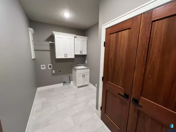 Sioux Falls, SD 57108,713 E 77th St