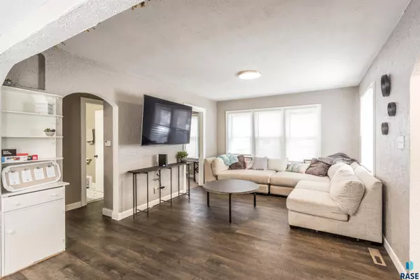 Sioux Falls, SD 57105,1807 S 6th Ave