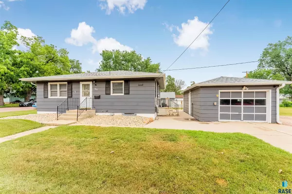 320 W 9th St, Canton, SD 57013