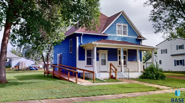 512 W 3rd Ave, Lennox, SD 57039