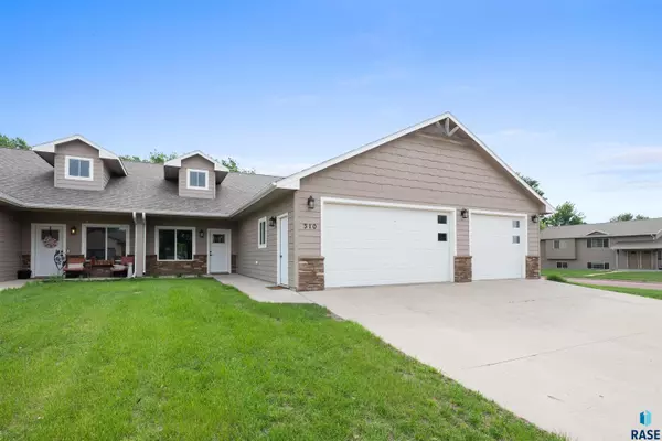 310 Emmett Trl, Harrisburg, SD 57032