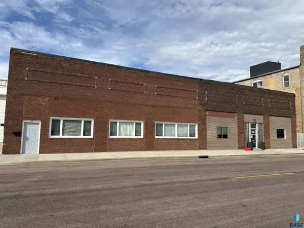 109 S Lawler St, Mitchell, SD 57301