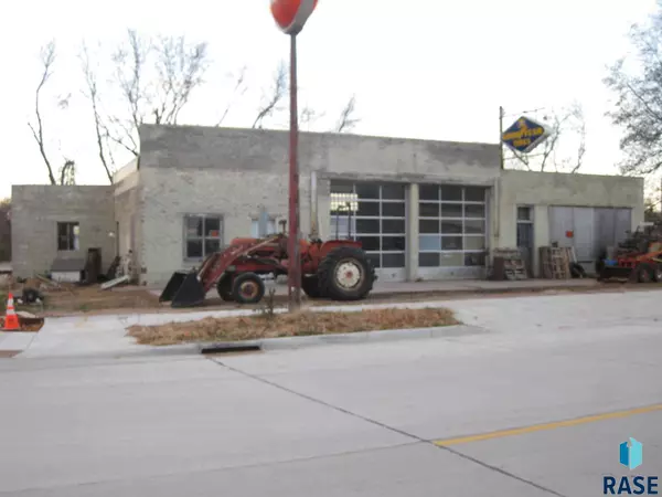 211 E 3rd St, Dell Rapids, SD 57022