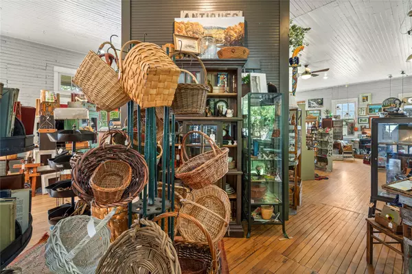 Columbia Falls, MT 59912,8 Us Highway 2 E